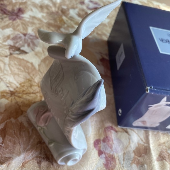 RETIRED 1999 ‘ART BRINGS US TOGETHER LLADRO’ PORCELAIN FIGURINE-Item#01007677 - Picture 6 of 6